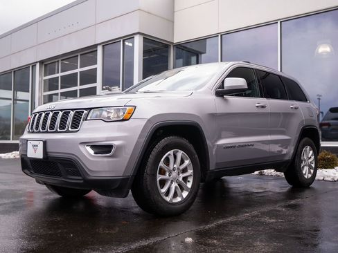 Used 2021 Jeep Grand Cherokee Laredo image 2