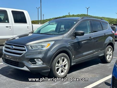 Used 2017 Ford Escape SE w/ Equipment Group 201A image 3