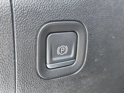 Used 2021 Chevrolet Silverado 1500 LT AWD/4WD image 12
