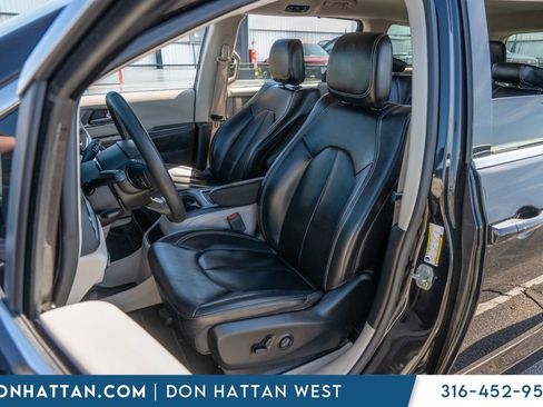 Used 2023 Chrysler Pacifica Touring-L FWD image 4