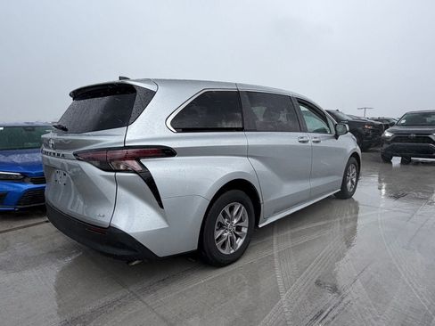 Used 2025 Toyota Sienna LE FWD image 3