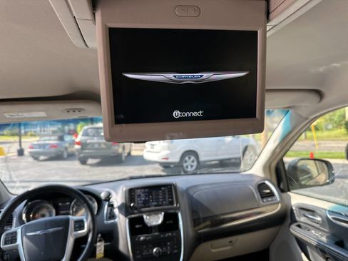 Used 2015 Chrysler Town & Country Touring FWD image 17