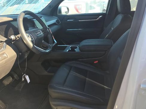 Used 2026 GMC Acadia Elevation w/ Elevation Premium Package FWD image 5