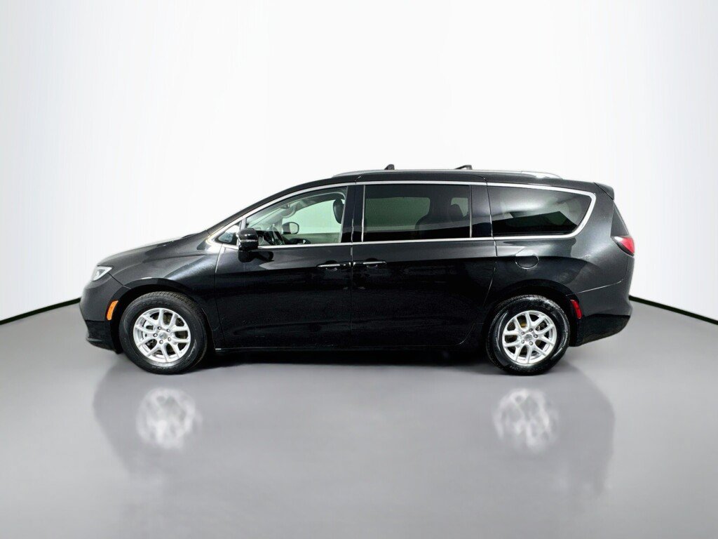 Used 2021 Chrysler Pacifica Touring-L FWD image 2