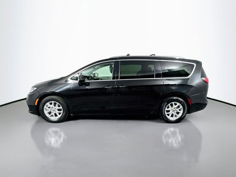 Used 2021 Chrysler Pacifica Touring-L FWD image 2