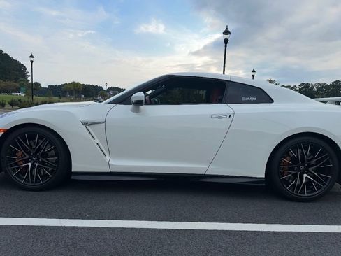 Used 2024 Nissan GT-R Premium w/ Premium Interior Package image 8
