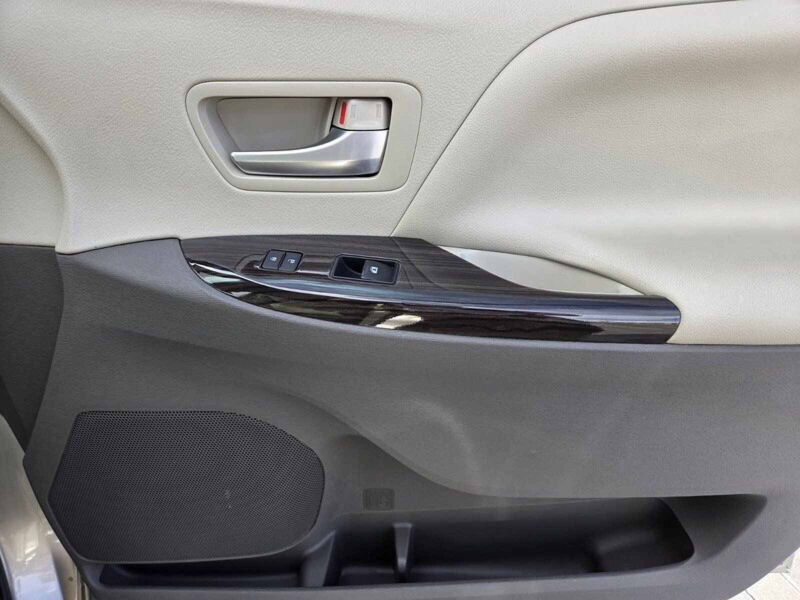 Used 2017 Toyota Sienna XLE Premium FWD image 23