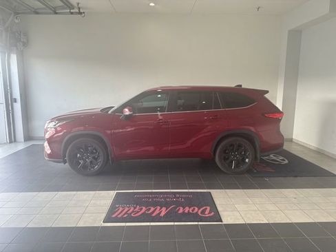 Used 2023 Toyota Highlander LE FWD image 1