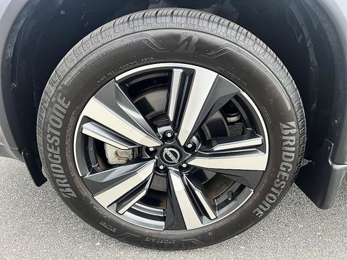 Certified 2025 Nissan Rogue SL w/ Tech Package AWD/4WD image 9