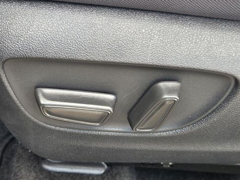 Used 2025 Toyota Highlander LE FWD image 28