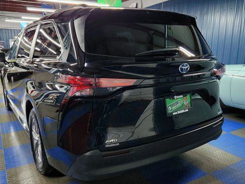 Used 2022 Toyota Sienna LE image 4