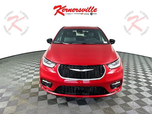 New 2026 Chrysler Pacifica Select image 2