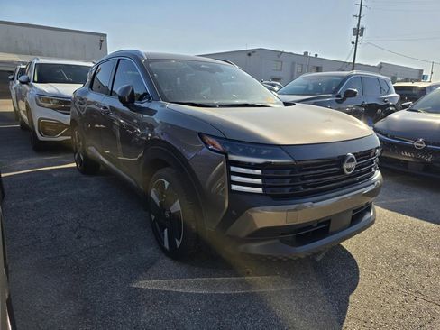 Used 2025 Nissan Kicks SR w/ Illumination Package image 1