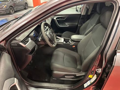 Used 2021 Toyota RAV4 LE AWD/4WD image 9