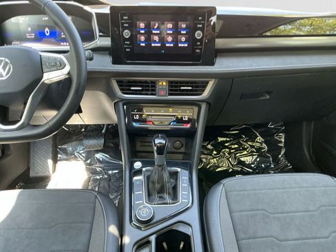 New 2025 Volkswagen Taos SE image 11