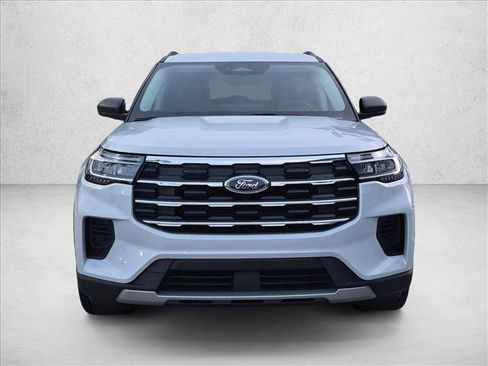 Used 2025 Ford Explorer Active RWD image 2