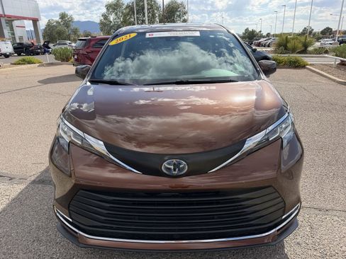 Used 2021 Toyota Sienna XLE FWD image 10