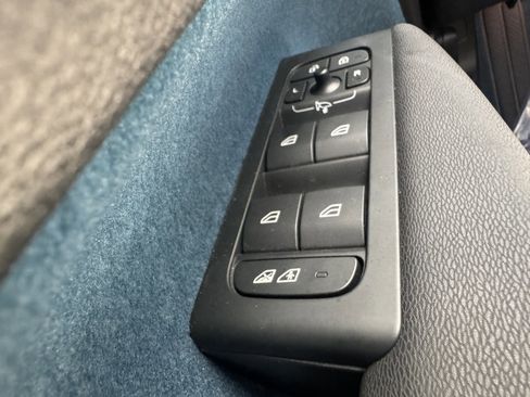 Used 2023 Volvo C40 P8 Recharge Ultimate image 27