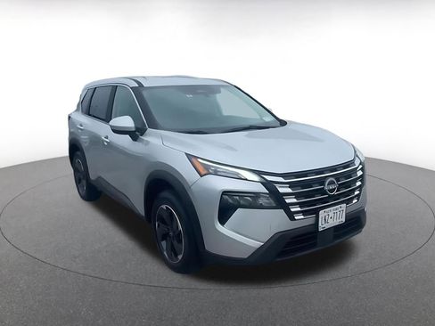 Used 2025 Nissan Rogue SV AWD/4WD image 3