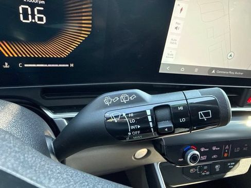 Used 2025 Kia Carnival FWD image 20