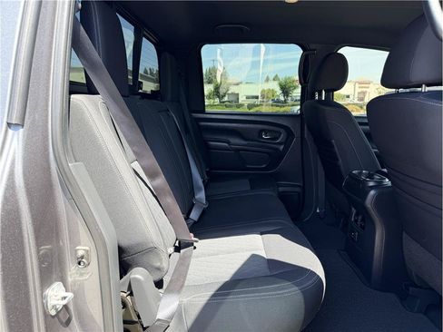 Used 2018 Nissan Titan SV w/ SV Convenience Package AWD/4WD image 9