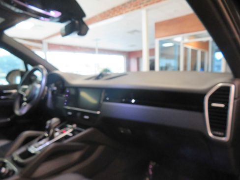 Used 2019 Porsche Cayenne image 28