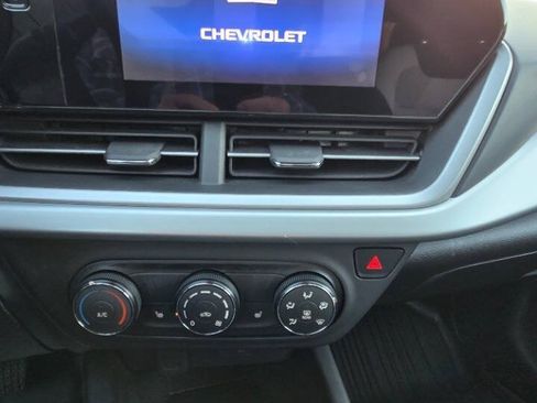 Used 2025 Chevrolet Trax LS w/ LS Convenience Package FWD image 34