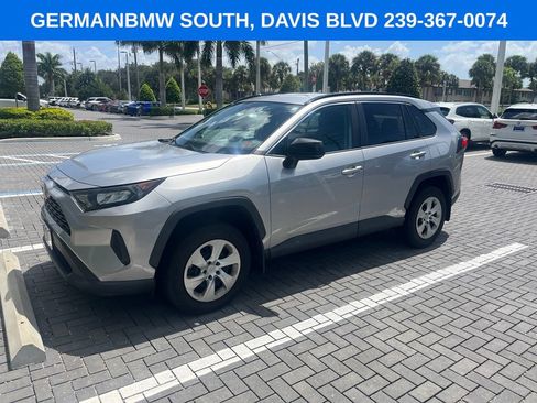 Used 2019 Toyota RAV4 LE AWD/4WD image 2