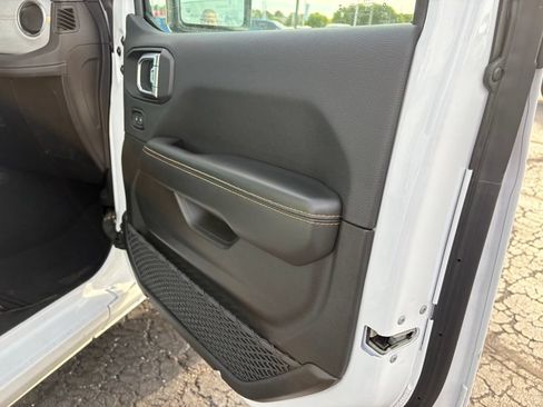 Used 2025 Jeep Wrangler Unlimited Sahara AWD/4WD image 11