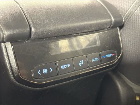 Used 2022 Toyota Highlander LE FWD image 32
