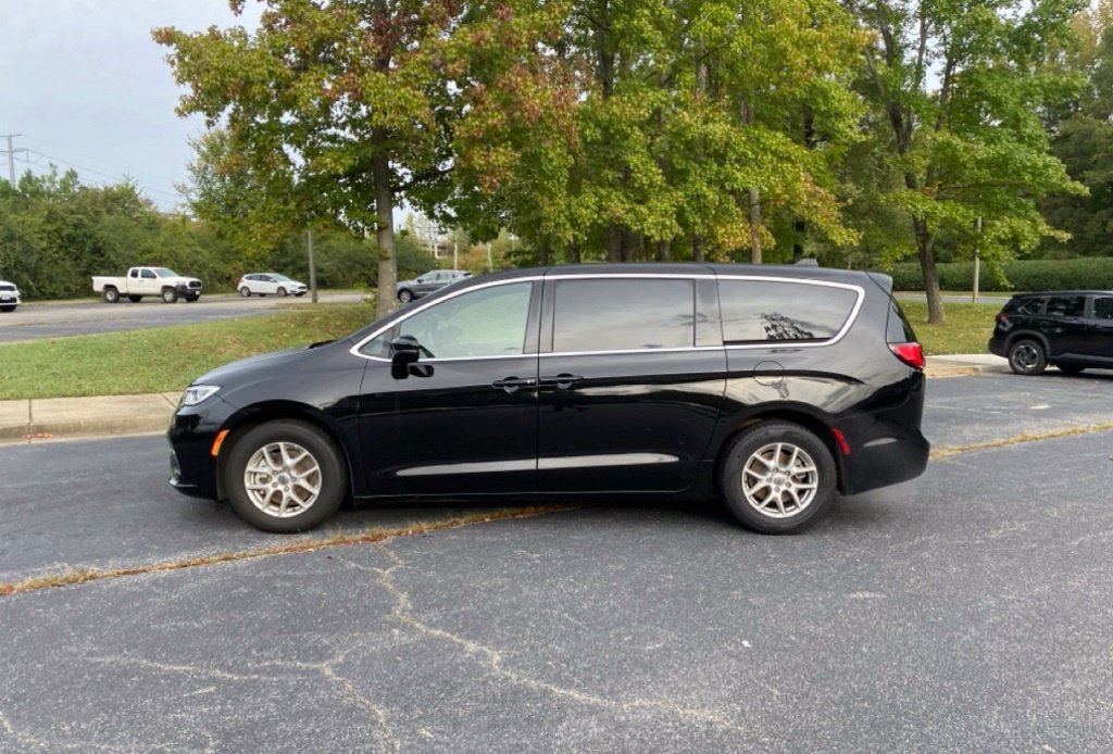 Used 2025 Chrysler Pacifica Select FWD image 5