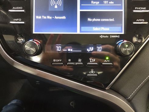 Used 2018 Toyota Camry XSE image 25