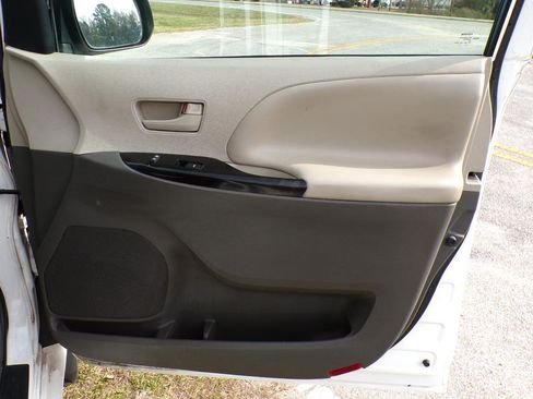 Used 2012 Toyota Sienna w/ Towing Pkg image 18