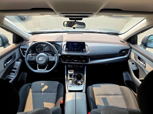 Used 2023 Nissan Rogue SV FWD image 9