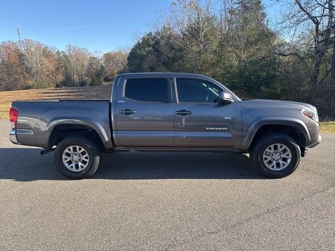 Used 2017 Toyota Tacoma SR5 image 2