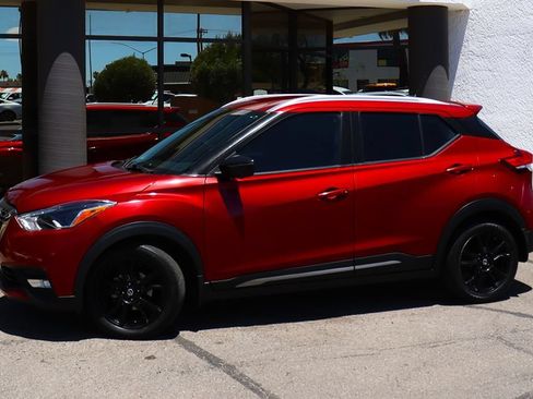 Used 2020 Nissan Kicks SR w/ SR Premium Package FWD image 4