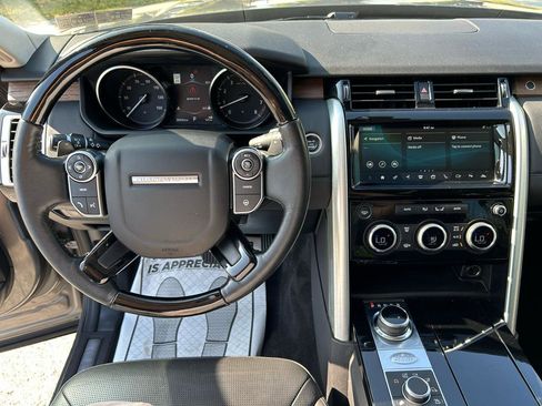 Used 2017 Land Rover Discovery HSE AWD/4WD image 11