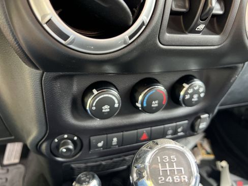 Used 2016 Jeep Wrangler Unlimited Rubicon AWD/4WD image 16