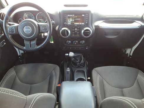Used 2017 Jeep Wrangler Unlimited Rubicon w/ Connectivity Group AWD/4WD image 18