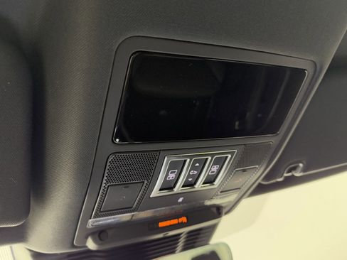 Used 2025 Land Rover Discovery Metropolitan Edition image 28