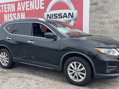 Used 2018 Nissan Rogue SV image 3