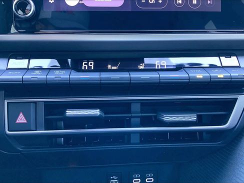 Used 2025 Toyota Camry SE w/ Convenience Package image 30