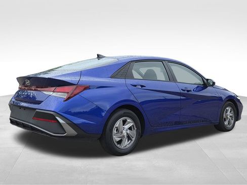 Used 2025 Hyundai Elantra SE FWD image 6