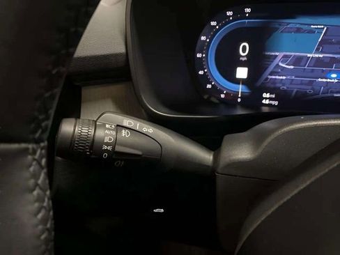 Used 2025 Volvo XC40 B5 Plus image 31