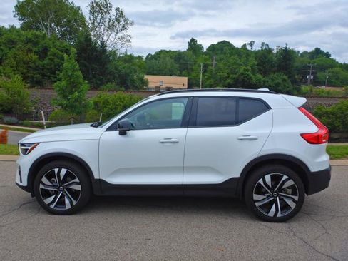 Used 2025 Volvo XC40 B5 Plus AWD/4WD image 11