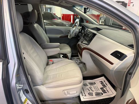 Used 2014 Toyota Sienna Limited image 38