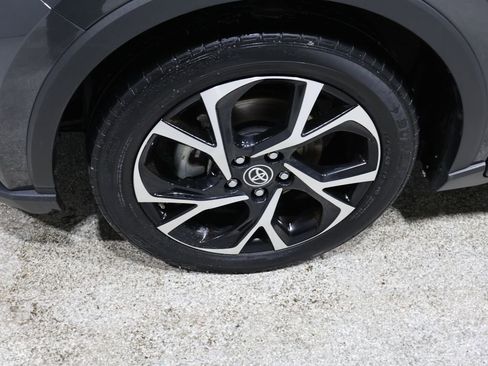 Used 2022 Toyota C-HR XLE image 8