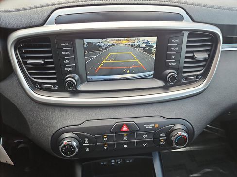 Used 2019 Kia Sorento LX image 21