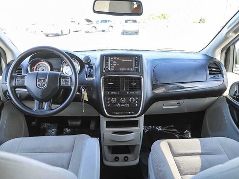 Used 2019 Dodge Grand Caravan SE w/ UConnect Hands-Free Group FWD image 12