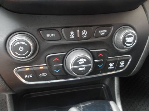 Used 2019 Jeep Cherokee Latitude Plus AWD/4WD image 16